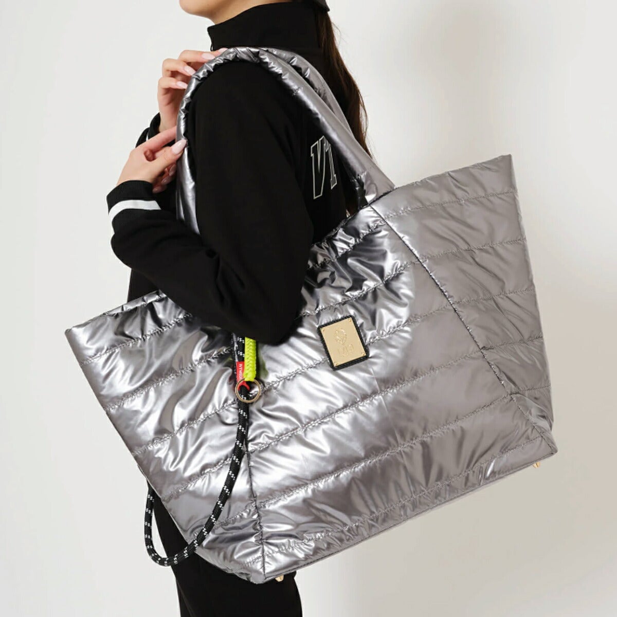 V122026年春夏モデルユニセックスPADDEDGLOSSBIGTOTEトートバッグV122610-BG11【26SS】